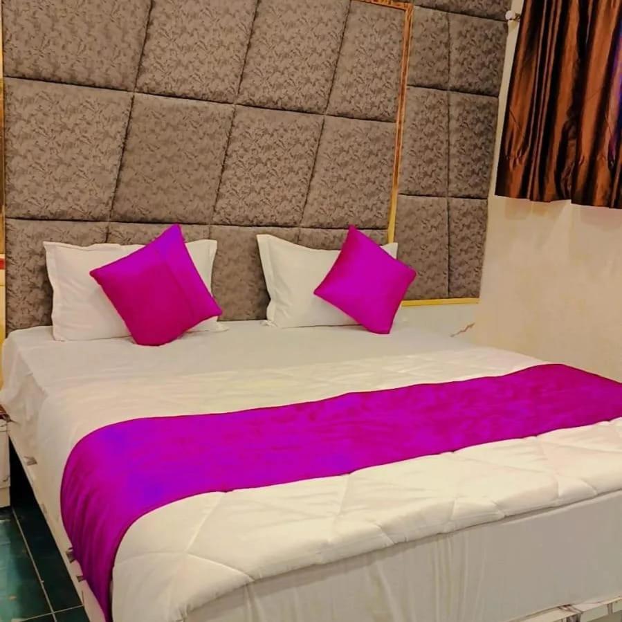 Hotel Karnavati Ахмедабад Экстерьер фото
