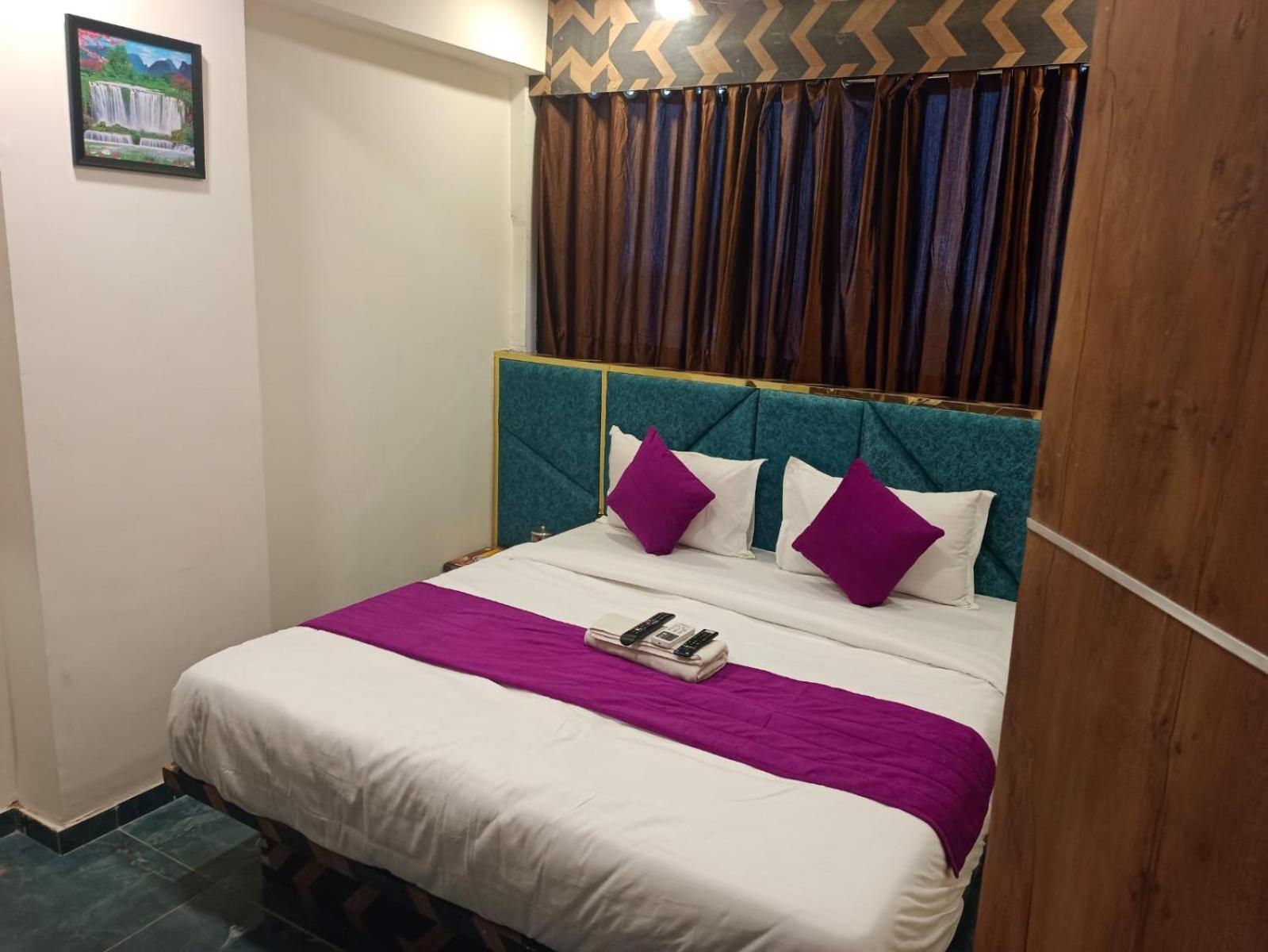 Hotel Karnavati Ахмедабад Экстерьер фото