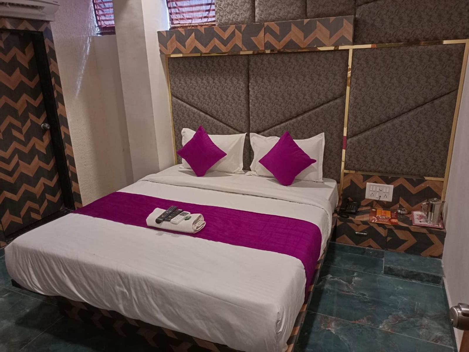 Hotel Karnavati Ахмедабад Экстерьер фото