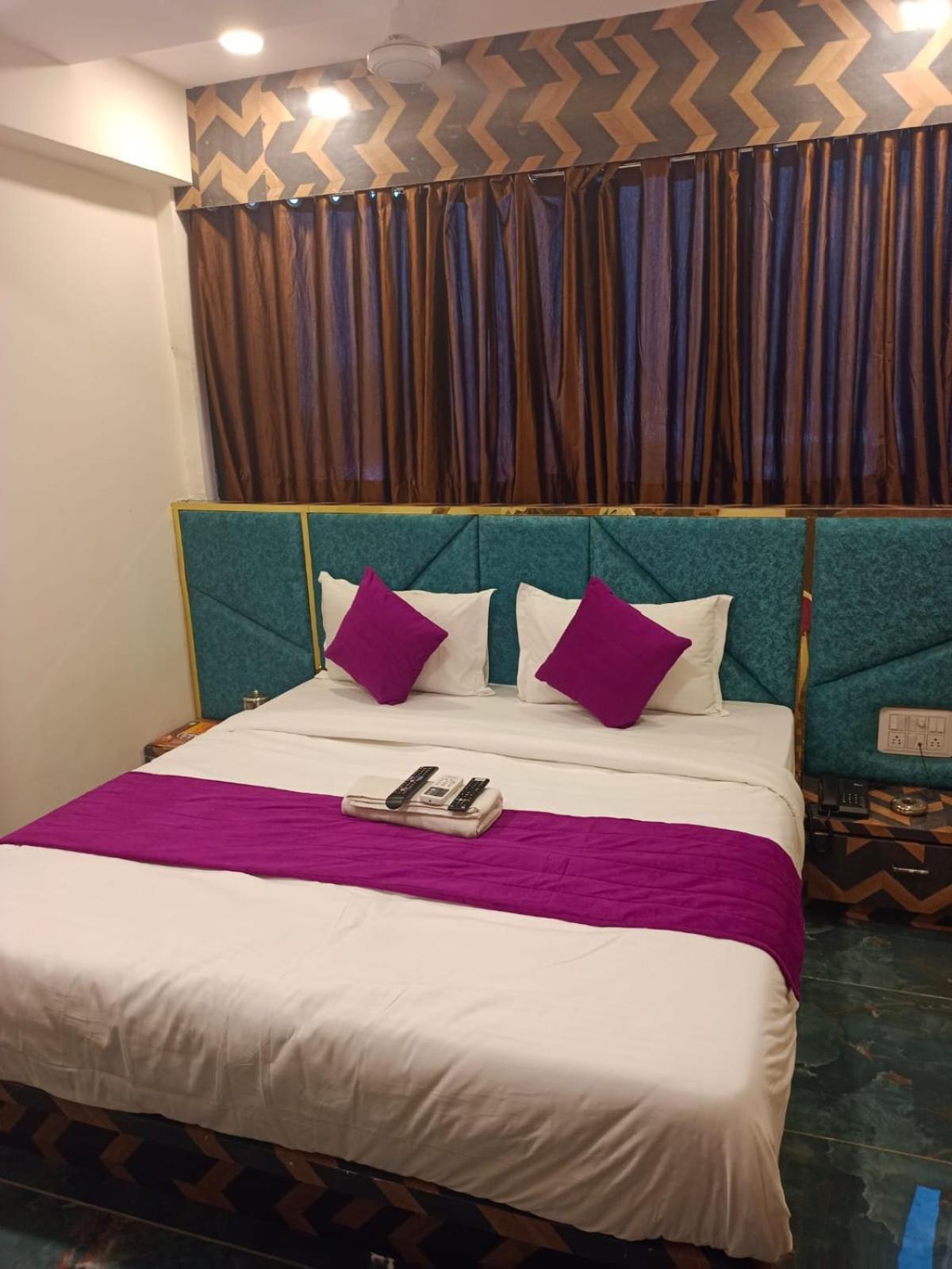 Hotel Karnavati Ахмедабад Экстерьер фото
